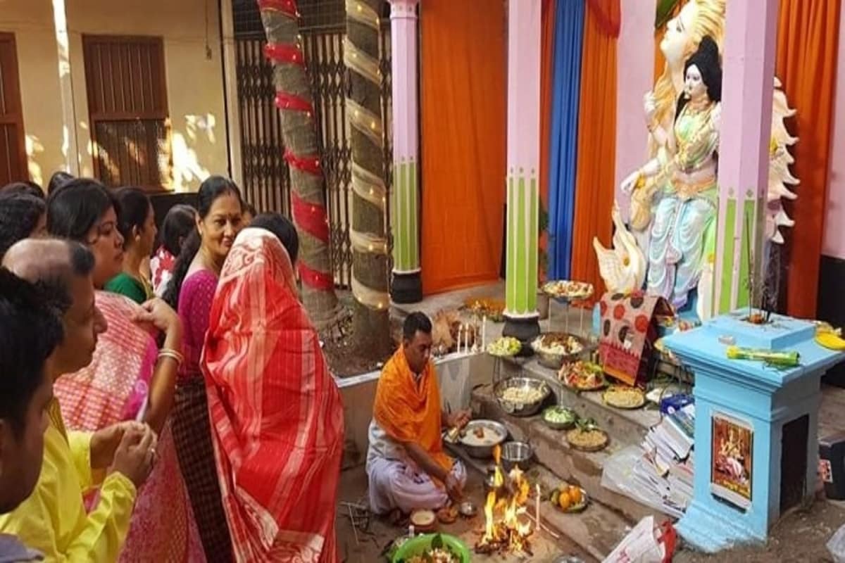 *পণ্ডিতরা বলছেন, যে দিনে চতুর্থী এবং পঞ্চমী দু'টোই পড়ছে, সেই দিনের পুজো করা ভাল। সেই হিসেবে পুজো করুন মঙ্গলবার। বিশ্বাস করা হয় যে বসন্ত পঞ্চমীতে শুভ সময়ে মা সরস্বতীর উপাসনা করলে জ্ঞান বৃদ্ধি পায় এবং দেবীর আশীর্বাদ লাভ হতে পারে। সংগৃহীত ছবি। *পণ্ডিতরা বলছেন, যে দিনে চতুর্থী এবং পঞ্চমী দু'টোই পড়ছে, সেই দিনের পুজো করা ভাল। সেই হিসেবে পুজো করুন মঙ্গলবার। বিশ্বাস করা হয় যে বসন্ত পঞ্চমীতে শুভ সময়ে মা সরস্বতীর উপাসনা করলে জ্ঞান বৃদ্ধি পায় এবং দেবীর আশীর্বাদ লাভ হতে পারে। সংগৃহীত ছবি।