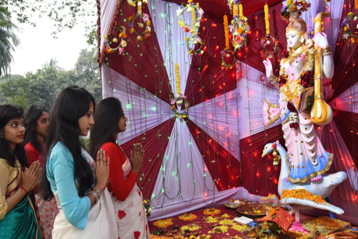 *পঞ্জিকা অনুসারে বসন্ত পঞ্চমীর উৎসব ২০২১ সালের ১৬ ফেব্রুয়ারি মঙ্গলবার। এই দিন রেবতী নক্ষত্র এবং চন্দ্র মীন রাশিতে উপস্থিত থাকবে। বসন্ত পঞ্চমীর দিন শুভ যোগ হবে। এই দিনে সরস্বতীর উপাসনা করার বিশেষ উপকার মেলে। Photo-Collected *পঞ্জিকা অনুসারে বসন্ত পঞ্চমীর উৎসব ২০২১ সালের ১৬ ফেব্রুয়ারি মঙ্গলবার। এই দিন রেবতী নক্ষত্র এবং চন্দ্র মীন রাশিতে উপস্থিত থাকবে। বসন্ত পঞ্চমীর দিন শুভ যোগ হবে। এই দিনে সরস্বতীর উপাসনা করার বিশেষ উপকার মেলে। Photo-Collected