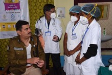 কলকাতা পুলিশে করোনা টিকাকরণ শুরু, প্রথম টিকা নিলেন সদ্য প্রাক্তন কলকাতার নগরপাল অনুজ শর্মা কলকাতা পুলিশে করোনা টিকাকরণ শুরু, প্রথম টিকা নিলেন সদ্য প্রাক্তন কলকাতার নগরপাল অনুজ শর্মা