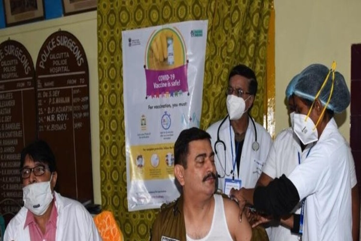 করোনার বিরুদ্ধে যুদ্ধ জারি রাখতে গিয়ে মৃত্যু হয়েছে এখনও পর্যন্ত ২৩ জনের। করোনার প্রতিদিনের আক্রান্ত ও মৃত্যু সংখ্যা যেভাবে কমছে তাতে কলকাতা পুলিশ অনেকটাই স্বস্তি পেয়েছেন। তবে এখনও চিকিৎসাধীন ৩ জন। করোনা সংক্রমণের শুরু থেকে এখনও পর্যন্ত আক্রান্তের সংখ্যা ৪১০০-র বেশি। ছবি: কলকাতা পুলিশের ফেসবুক পেজ। করোনার বিরুদ্ধে যুদ্ধ জারি রাখতে গিয়ে মৃত্যু হয়েছে এখনও পর্যন্ত ২৩ জনের। করোনার প্রতিদিনের আক্রান্ত ও মৃত্যু সংখ্যা যেভাবে কমছে তাতে কলকাতা পুলিশ অনেকটাই স্বস্তি পেয়েছেন। তবে এখনও চিকিৎসাধীন ৩ জন। করোনা সংক্রমণের শুরু থেকে এখনও পর্যন্ত আক্রান্তের সংখ্যা ৪১০০-র বেশি। ছবি: কলকাতা পুলিশের ফেসবুক পেজ।