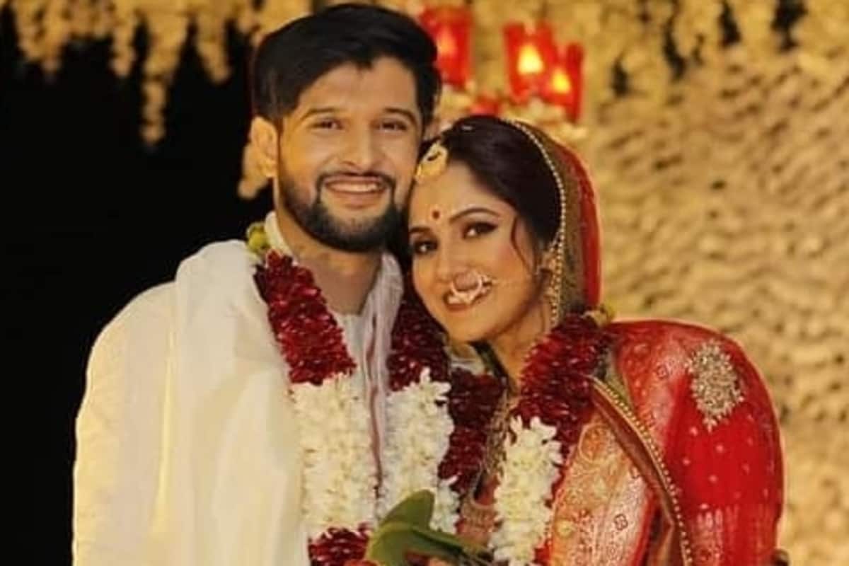 *৪ মার্চ সাত পাকে বাঁধা পড়েছেন টলিউডের তথা টেলি দুনিয়ার জনপ্রিয় জুটি অভিনেতা নীল ভট্টাচার্য এবং অভিনেত্রী তৃণা সাহা। দক্ষিণ কলকাতার একটি অভিজাত বিয়েবাড়িতে বসেছিল তাঁদের বিয়ের আসর। ছবি: ইনস্টাগ্রাম। *৪ মার্চ সাত পাকে বাঁধা পড়েছেন টলিউডের তথা টেলি দুনিয়ার জনপ্রিয় জুটি অভিনেতা নীল ভট্টাচার্য এবং অভিনেত্রী তৃণা সাহা। দক্ষিণ কলকাতার একটি অভিজাত বিয়েবাড়িতে বসেছিল তাঁদের বিয়ের আসর। ছবি: ইনস্টাগ্রাম।