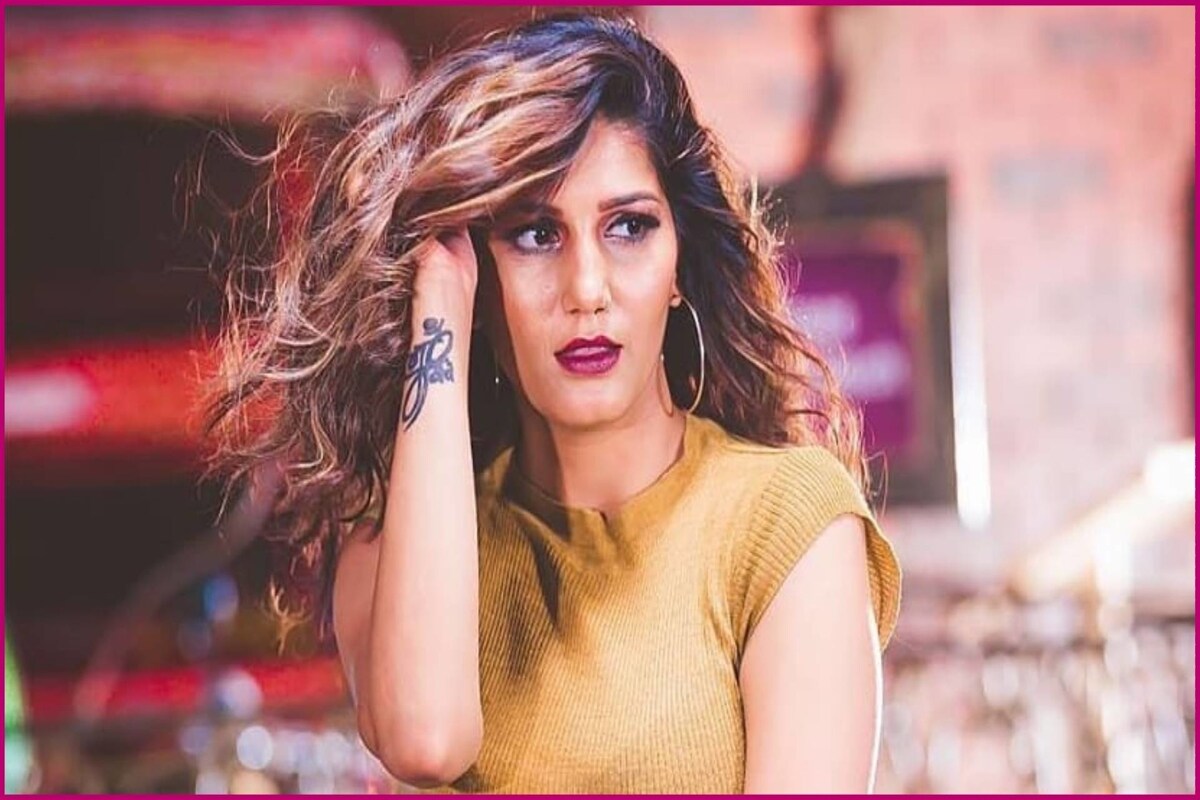 *পুলিশ সূত্রে জানা গিয়েছে, সংস্থার স্বপ্নার চুক্তি হয়েছিল, তিনি আলাদা করে অর্থাৎ সংস্থার অনুমতি ছাড়া প্রত্যক্ষ বা পরোক্ষভাবে বাইরে কোথাও আলাদা অনুষ্ঠানে অংশ নিতে পারবেন না, সংস্থা তাঁর রূপচর্চা থেকে মেক-ওভার, পার্সোনালিটি ম্যানেজমেন্ট, অনুষ্ঠানের বুকিং...সমস্ত কিছুর ব্যবস্থা করবে। তবে সেই শর্ত ভেঙ্গেছেন গায়িকা। ছবি: সংগৃহীত। *পুলিশ সূত্রে জানা গিয়েছে, সংস্থার স্বপ্নার চুক্তি হয়েছিল, তিনি আলাদা করে অর্থাৎ সংস্থার অনুমতি ছাড়া প্রত্যক্ষ বা পরোক্ষভাবে বাইরে কোথাও আলাদা অনুষ্ঠানে অংশ নিতে পারবেন না, সংস্থা তাঁর রূপচর্চা থেকে মেক-ওভার, পার্সোনালিটি ম্যানেজমেন্ট, অনুষ্ঠানের বুকিং...সমস্ত কিছুর ব্যবস্থা করবে। তবে সেই শর্ত ভেঙ্গেছেন গায়িকা। ছবি: সংগৃহীত।