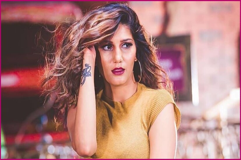 *পুলিশ সূত্রে জানা গিয়েছে, সংস্থার স্বপ্নার চুক্তি হয়েছিল, তিনি আলাদা করে অর্থাৎ সংস্থার অনুমতি ছাড়া প্রত্যক্ষ বা পরোক্ষভাবে বাইরে কোথাও আলাদা অনুষ্ঠানে অংশ নিতে পারবেন না, সংস্থা তাঁর রূপচর্চা থেকে মেক-ওভার, পার্সোনালিটি ম্যানেজমেন্ট, অনুষ্ঠানের বুকিং...সমস্ত কিছুর ব্যবস্থা করবে। তবে সেই শর্ত ভেঙ্গেছেন গায়িকা। ছবি: সংগৃহীত।