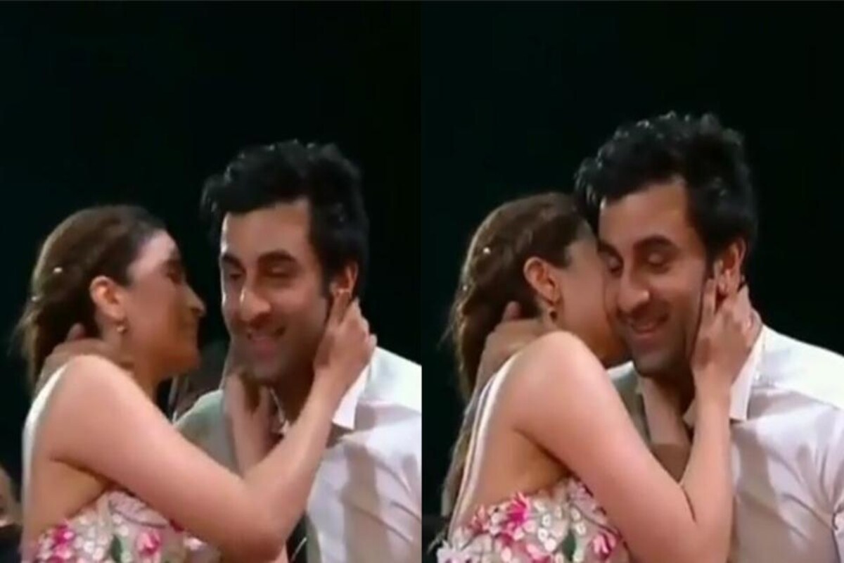 *সতেরো বছরেই প্রথম কিস করেন আলিয়া ভাট (Alia Bhatt)। স্টুডেন্ট অফ দ্য ইয়ার (Student of the Year) দিয়ে ডেবিউ করা নায়িকা ওই সময়েই প্রথম কারও ঠোঁটে ঠোঁট রাখেন *সতেরো বছরেই প্রথম কিস করেন আলিয়া ভাট (Alia Bhatt)। স্টুডেন্ট অফ দ্য ইয়ার (Student of the Year) দিয়ে ডেবিউ করা নায়িকা ওই সময়েই প্রথম কারও ঠোঁটে ঠোঁট রাখেন
