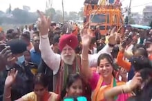 রাস্তায় নেমে বাজনার তালে তুমুল নাচ প্রবীণ বিজেপি সাংসদ সুরিন্দর সিং আলুওয়ালিয়ার, হতবাক সকলেই...