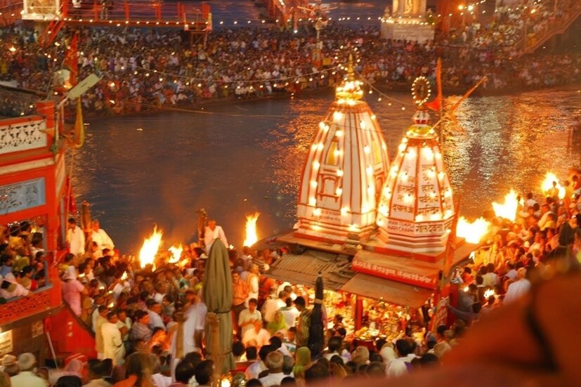 *তবে কী ভাবে এত মানুষকে করোনা থেকে রক্ষা করা সম্ভব? কীভাবে গনা যাবে এই মানুষ? জানা গিয়েছে, আর্টিফিশিয়াল ইন্টেলিজেন্সকে কাজে লাগানো হবে। পাশাপাশি, যাঁরা প্রথম সারিতে থাকবেন ভিড় সামাল দেওয়া এবং অন্যান্য কাজের জন্য, তাঁদের করোনা টিকা দেওয়া হবে আগেই। ফাইল ছবি।