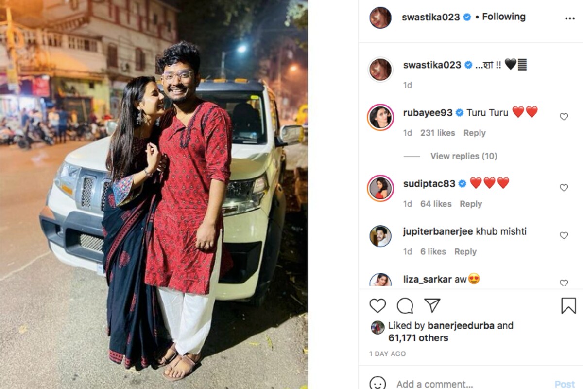 *সম্প্রতি, ‘কী করে বলব তোমায়’ ধারাবাহিকের জনপ্রিয় অভিনেত্রী রাধিকা ওরফে স্বস্তিকা দত্ত, গায়ক শোভন গঙ্গোপাধ্যায়ের সঙ্গে একটি অন্তঃরঙ্গ ছবি শেয়ার করেছেন তাম্র সোশ্যাল মিডিয়া হ্যান্ডেলে। ক্যাপশনে লিখেছেন, ‘হ্যাঁ’। অন্যদিকে, একই ছবি শেয়ার করেছেন শোভনও। ক্যাপশনে লিখেছেন, ‘দুই দিয়ে গুণ-দ্বিগুণ’। ছবি: ইনস্টাগ্রাম। *সম্প্রতি, ‘কী করে বলব তোমায়’ ধারাবাহিকের জনপ্রিয় অভিনেত্রী রাধিকা ওরফে স্বস্তিকা দত্ত, গায়ক শোভন গঙ্গোপাধ্যায়ের সঙ্গে একটি অন্তঃরঙ্গ ছবি শেয়ার করেছেন তাম্র সোশ্যাল মিডিয়া হ্যান্ডেলে। ক্যাপশনে লিখেছেন, ‘হ্যাঁ’। অন্যদিকে, একই ছবি শেয়ার করেছেন শোভনও। ক্যাপশনে লিখেছেন, ‘দুই দিয়ে গুণ-দ্বিগুণ’। ছবি: ইনস্টাগ্রাম।