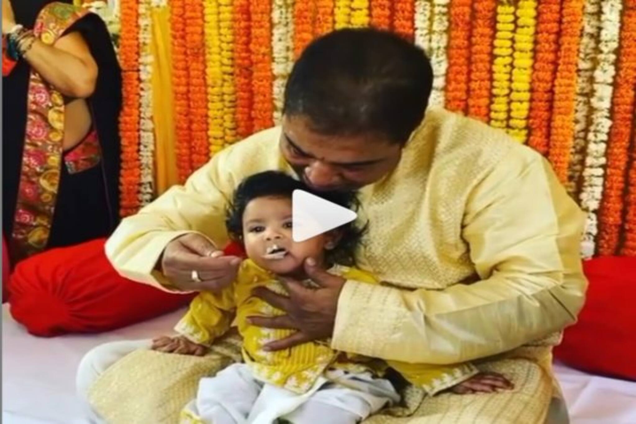 দাদুর হাতে প্রথম ভাত খাওয়ার আগেই 'টাকা' নিয়ে টানাটানি, ইউভানের 'কীর্তি' ঝড়ের গতিতে ভাইরাল...