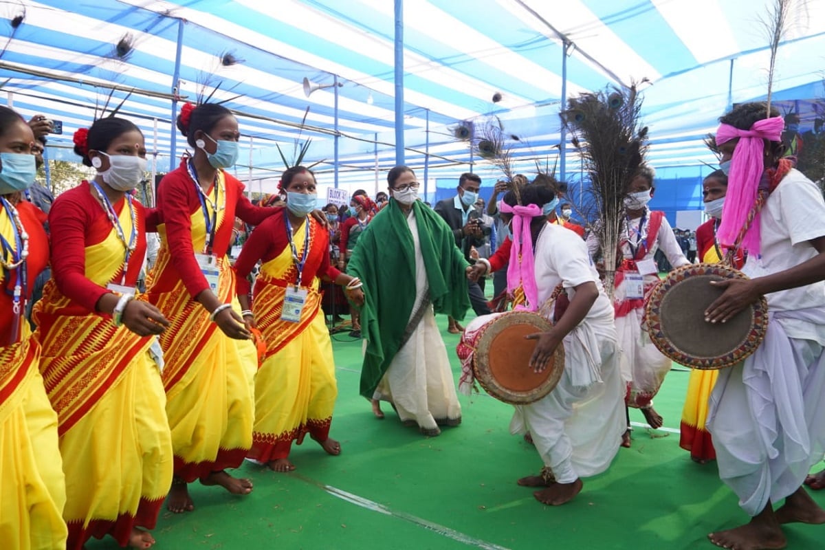 মমতা বন্দ্যোপাধ্যায় দাবি করেন, বেশ কিছু চা বাগান তাঁরা খুলে দিয়েছেন৷ বাকি যে বাগানগুলি বন্ধ আছে, সেগুলিও খোলার চেষ্টা চলছে৷(Info and Photo-Abir Ghosal) মমতা বন্দ্যোপাধ্যায় দাবি করেন, বেশ কিছু চা বাগান তাঁরা খুলে দিয়েছেন৷ বাকি যে বাগানগুলি বন্ধ আছে, সেগুলিও খোলার চেষ্টা চলছে৷(Info and Photo-Abir Ghosal)