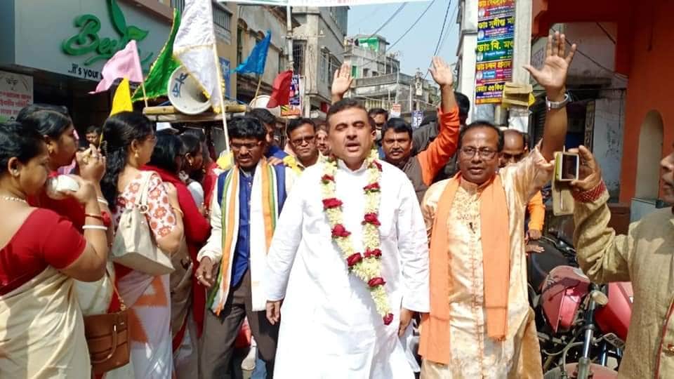 • সেই পরিক্রমাতেই অগণিত ভক্তের সঙ্গে পা মেলালেন কপালে রসকলি আঁকা, গলায় মালা পরিহিত শুভেন্দু অধিকারী । • সেই পরিক্রমাতেই অগণিত ভক্তের সঙ্গে পা মেলালেন কপালে রসকলি আঁকা, গলায় মালা পরিহিত শুভেন্দু অধিকারী ।