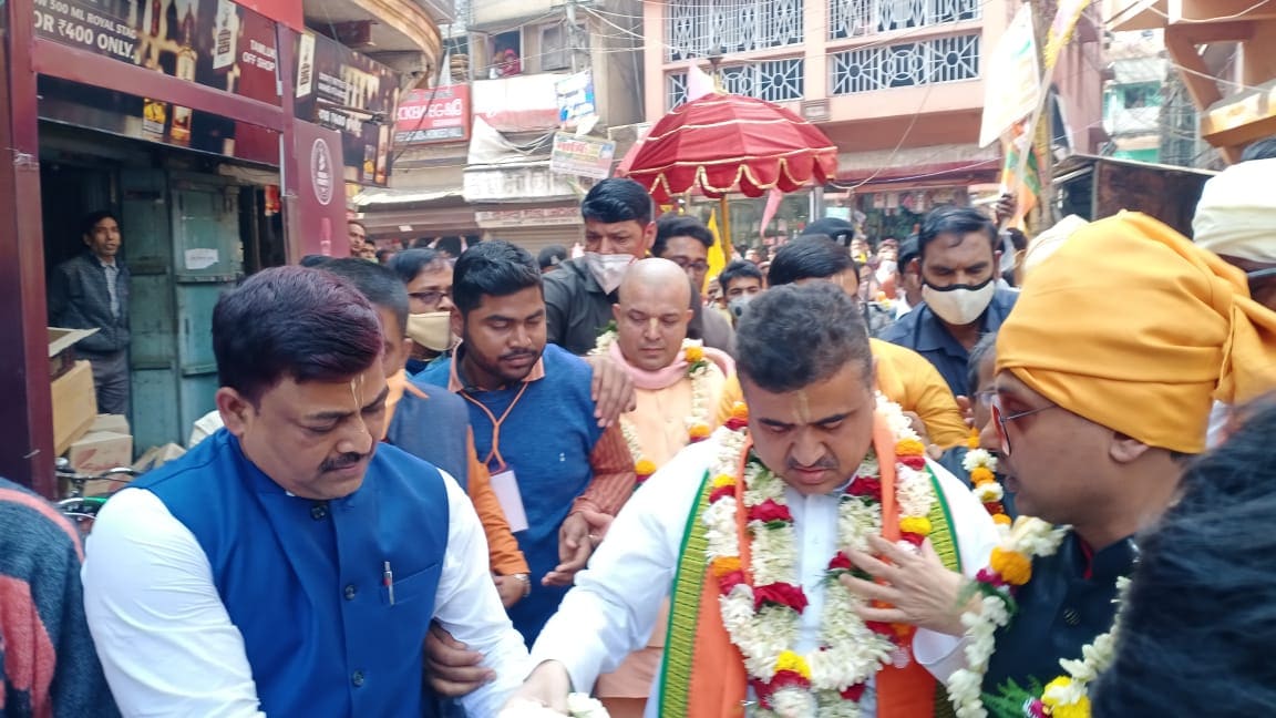 • পদব্রজে এ দিন তমলুকের রাখাল মেমোরিয়াল এলাকা থেকে পার্বতীপুরের মহাপ্রভু মন্দির পর্যন্ত যান শুভেন্দু । রাস্তার ধারে দাঁড়িয়ে থাকা হাজার হাজার মানুষকে উদ্দেশ্য করে হাতও নাড়তে দেখা যায় তাঁকে । • পদব্রজে এ দিন তমলুকের রাখাল মেমোরিয়াল এলাকা থেকে পার্বতীপুরের মহাপ্রভু মন্দির পর্যন্ত যান শুভেন্দু । রাস্তার ধারে দাঁড়িয়ে থাকা হাজার হাজার মানুষকে উদ্দেশ্য করে হাতও নাড়তে দেখা যায় তাঁকে ।