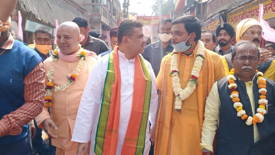 • পাশাপাশি শুভেন্দু এও বলেন, এই মিছিল থেকে রাজনৈতিক কোনও মন্তব্য তিনি করবেন । যদিও তারপরেই তাঁর গলায় উঠে আসে রামরাজ্য প্রসঙ্গ । তিনি বলেন, ‘‘আমি ভগবানে বিশ্বাসী। যা হচ্ছে, সবকিছু দেখছেন শ্রী রামচন্দ্র। যাঁরা বিতর্ক করছেন তাঁরা হারিয়ে যাবেন। অপেক্ষা করুন, আসন্ন বিধানসভা ভোটে সব পরিষ্কার হয়ে যাবে।’’ • পাশাপাশি শুভেন্দু এও বলেন, এই মিছিল থেকে রাজনৈতিক কোনও মন্তব্য তিনি করবেন । যদিও তারপরেই তাঁর গলায় উঠে আসে রামরাজ্য প্রসঙ্গ । তিনি বলেন, ‘‘আমি ভগবানে বিশ্বাসী। যা হচ্ছে, সবকিছু দেখছেন শ্রী রামচন্দ্র। যাঁরা বিতর্ক করছেন তাঁরা হারিয়ে যাবেন। অপেক্ষা করুন, আসন্ন বিধানসভা ভোটে সব পরিষ্কার হয়ে যাবে।’’