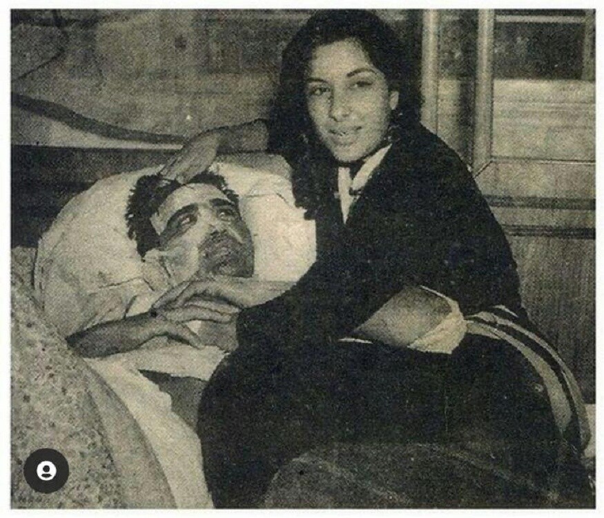 পাঁচের দশকে সুনীল-নার্গিস প্রেমকাহিনি বলিউডে এক নজির সৃষ্টি করেছিল। অতীত স্মৃতি ঘেঁটে উদ্ধার হল দুষ্প্রাপ্য কিছু ছবি। মাদার ইন্ডিয়ার সেটে মারাত্মক আগুন। দাউ দাউ জ্বলছে। সেই আগুনের মধ্যেই পাকে প্রকারে আটকে পড়েছেন নার্গিস। সুনীল দত্ত নিজের জীবন বিপন্ন করে ঝাঁপ দিয়ে উদ্ধার করলেন নার্গিস। অল্পের উপর দিয়ে রক্ষা পেলেন নার্গিস, কিন্তু সাংঘাতিক জখম হলেন সুনীল।(Story: Sharmila Maiti) পাঁচের দশকে সুনীল-নার্গিস প্রেমকাহিনি বলিউডে এক নজির সৃষ্টি করেছিল। অতীত স্মৃতি ঘেঁটে উদ্ধার হল দুষ্প্রাপ্য কিছু ছবি। মাদার ইন্ডিয়ার সেটে মারাত্মক আগুন। দাউ দাউ জ্বলছে। সেই আগুনের মধ্যেই পাকে প্রকারে আটকে পড়েছেন নার্গিস। সুনীল দত্ত নিজের জীবন বিপন্ন করে ঝাঁপ দিয়ে উদ্ধার করলেন নার্গিস। অল্পের উপর দিয়ে রক্ষা পেলেন নার্গিস, কিন্তু সাংঘাতিক জখম হলেন সুনীল।(Story: Sharmila Maiti)