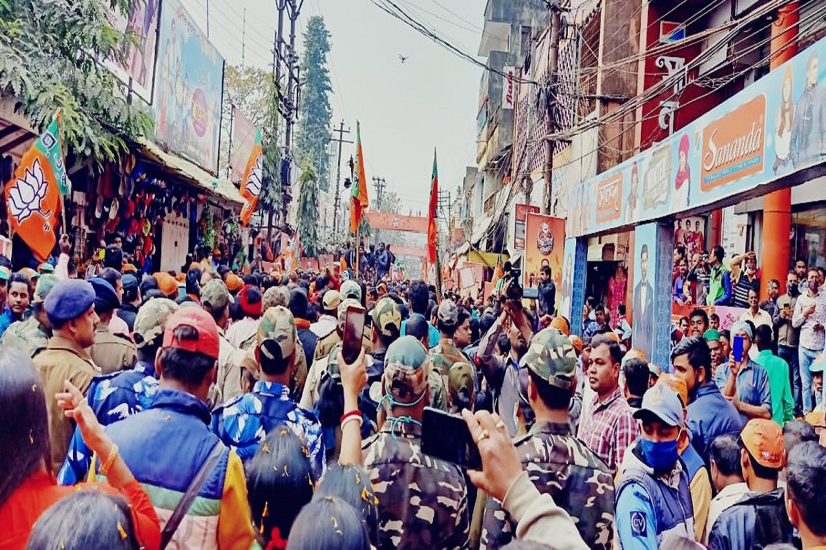 রোড শো-তে বিপুল ভিড় দেখে স্বভাবতই উৎসাহিত বিজেপি সভাপতি বলেন, বাংলার মানুষ পরিবর্তনের সিদ্ধান্ত নিয়ে ফেলেছেন৷ রোড শো-তে বিপুল ভিড় দেখে স্বভাবতই উৎসাহিত বিজেপি সভাপতি বলেন, বাংলার মানুষ পরিবর্তনের সিদ্ধান্ত নিয়ে ফেলেছেন৷