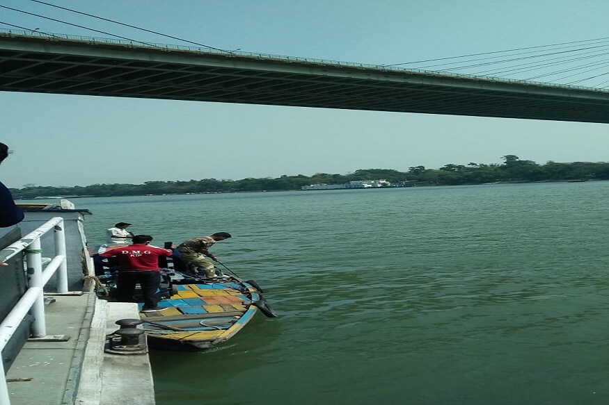তাস্তগিরকে উদ্ধার করে রিভার ট্রাফিক পুলিশ৷ উদ্ধার করার পর তাঁকে পরিবারের হাতে তুলে দেওয়া হয়েছে৷ নিখোঁজ জাকিরের খোঁজে সোমবারও গঙ্গায় তল্লাশি চালায় পুলিশ৷ (Info-Sushobhan Bhattacharya) তাস্তগিরকে উদ্ধার করে রিভার ট্রাফিক পুলিশ৷ উদ্ধার করার পর তাঁকে পরিবারের হাতে তুলে দেওয়া হয়েছে৷ নিখোঁজ জাকিরের খোঁজে সোমবারও গঙ্গায় তল্লাশি চালায় পুলিশ৷ (Info-Sushobhan Bhattacharya)