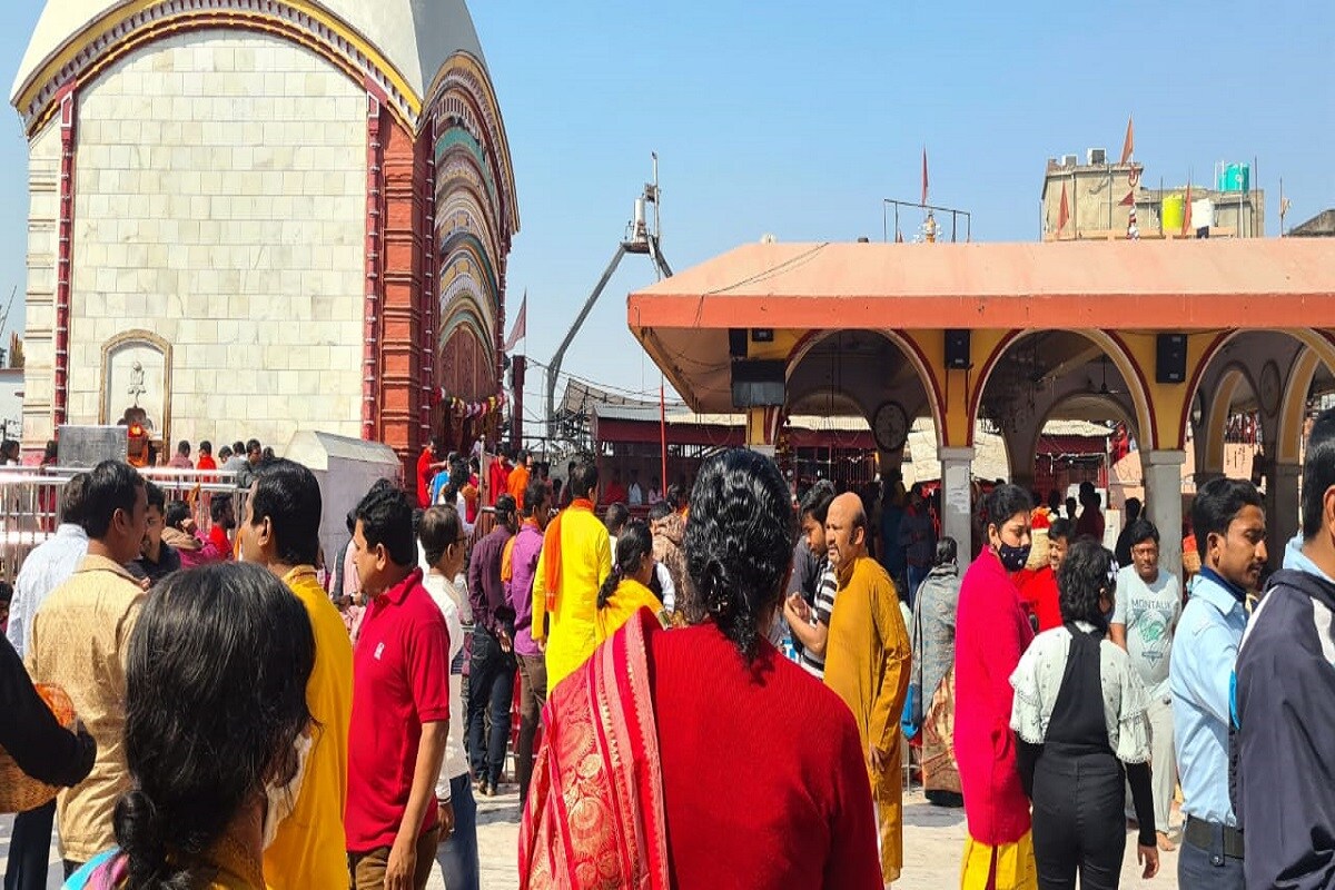জে পি নাড্ডা আসবেন বলে তারাপীঠ মন্দিরে সাধারণ ভক্তদের পুজো দেওয়াও বেশ কিছুক্ষণ বন্ধ ছিল৷ মোট পাঁচ জন পুরোহিত মিলে এ দিন জে পি নাড্ডার পুজো করান৷ Info and Photo-Supratim Das জে পি নাড্ডা আসবেন বলে তারাপীঠ মন্দিরে সাধারণ ভক্তদের পুজো দেওয়াও বেশ কিছুক্ষণ বন্ধ ছিল৷ মোট পাঁচ জন পুরোহিত মিলে এ দিন জে পি নাড্ডার পুজো করান৷ Info and Photo-Supratim Das