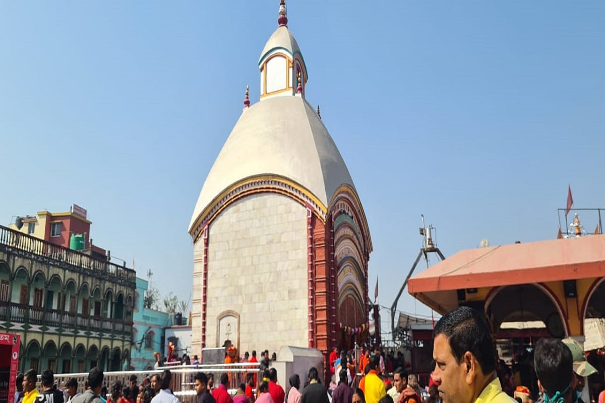 একা জে পি নাড্ডা নন, এ দিন সকাল থেকে তারাপীঠ মন্দিরে পুজো দেন মুকুল রায়, রাজীব বন্দ্যোপাধ্যায় এবং কৈলাস বিজয়বর্গীয়র মতো নেতারা৷ Info and Photo-Supratim Das একা জে পি নাড্ডা নন, এ দিন সকাল থেকে তারাপীঠ মন্দিরে পুজো দেন মুকুল রায়, রাজীব বন্দ্যোপাধ্যায় এবং কৈলাস বিজয়বর্গীয়র মতো নেতারা৷ Info and Photo-Supratim Das