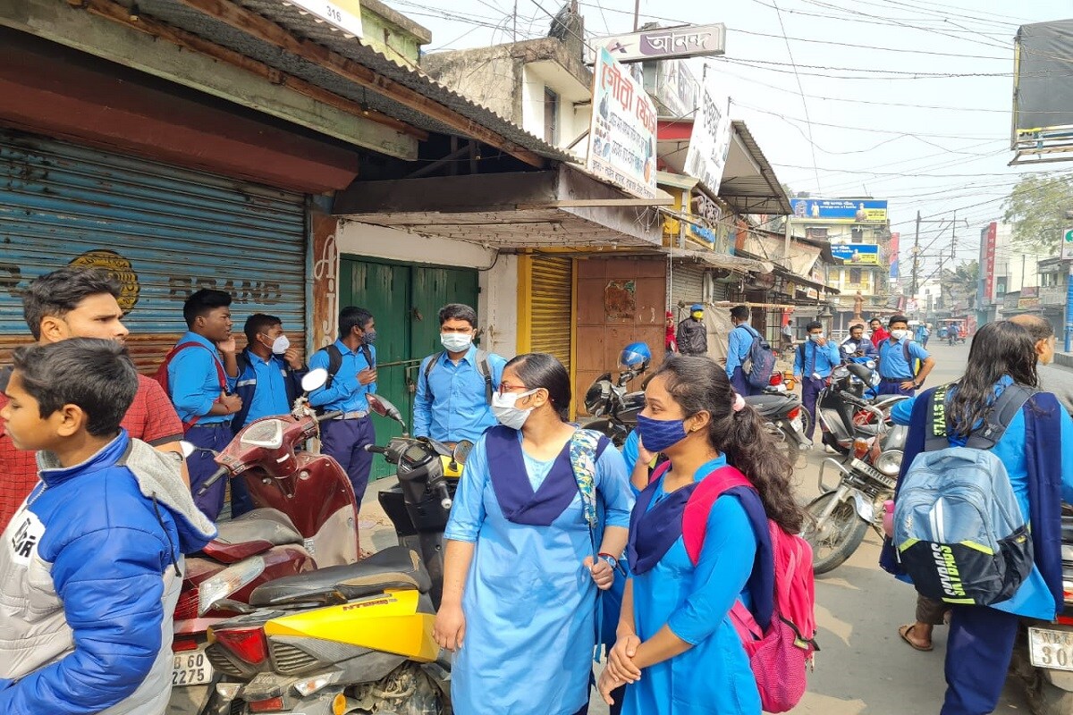 পাশাপাশি স্কুলে ঢোকার সময় অভিভাবকদের সম্মতিপত্রও নেওয়া হয়েছে৷ স্কুলে পড়ুয়াকে পাঠাতে অভিভাবকদের সম্মতি আছে কি না, সেটাই লিখিত ভাবে জেনে নিয়েছে স্কুল কর্তৃপক্ষ৷ Info and Photo- Somraj Bandopadhyay পাশাপাশি স্কুলে ঢোকার সময় অভিভাবকদের সম্মতিপত্রও নেওয়া হয়েছে৷ স্কুলে পড়ুয়াকে পাঠাতে অভিভাবকদের সম্মতি আছে কি না, সেটাই লিখিত ভাবে জেনে নিয়েছে স্কুল কর্তৃপক্ষ৷ Info and Photo- Somraj Bandopadhyay