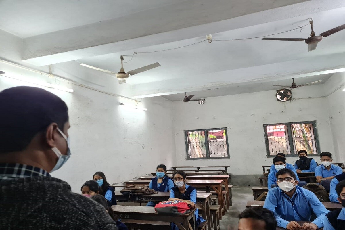 পড়ুয়াদের মতোই শিক্ষকদের মুখেও মাস্ক থাকা বাধ্যতমূলক৷ ইতিমধ্যেই কী কী স্বাস্থ্য বিধি মানতে হবে, সেই সংক্রান্ত গাইডলাইন স্কুলগুলিকে পাঠিয়ে দিয়েছে শিক্ষা দফতর৷ Info and Photo- Somraj Bandopadhyay পড়ুয়াদের মতোই শিক্ষকদের মুখেও মাস্ক থাকা বাধ্যতমূলক৷ ইতিমধ্যেই কী কী স্বাস্থ্য বিধি মানতে হবে, সেই সংক্রান্ত গাইডলাইন স্কুলগুলিকে পাঠিয়ে দিয়েছে শিক্ষা দফতর৷ Info and Photo- Somraj Bandopadhyay