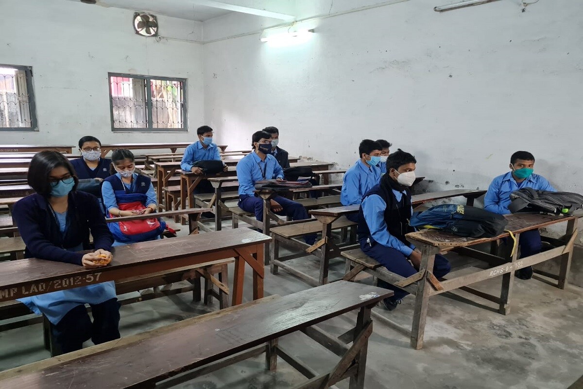 বদলে গিয়েছে ক্লাসে বসার নিয়মও৷ রায়গঞ্জ করোনেশন হাইস্কুলে প্রথম বেঞ্চে দু' জন, পরের বেঞ্চে একজন পড়ুয়াকে বসতে বলা হয়েছে৷ যাতে দূরত্ব বিধি বজায় থাকে৷ Info and Photo- Somraj Bandopadhyay বদলে গিয়েছে ক্লাসে বসার নিয়মও৷ রায়গঞ্জ করোনেশন হাইস্কুলে প্রথম বেঞ্চে দু' জন, পরের বেঞ্চে একজন পড়ুয়াকে বসতে বলা হয়েছে৷ যাতে দূরত্ব বিধি বজায় থাকে৷ Info and Photo- Somraj Bandopadhyay