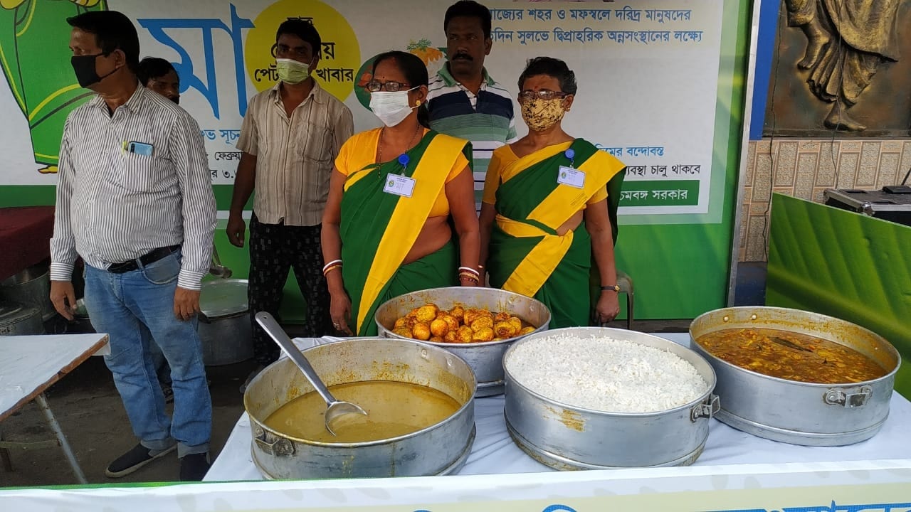 রাজ্যের অন্তর্বর্তী বাজেটেই এই প্রকল্পের কথা ঘোষণা করেছিলেন মুখ্যমন্ত্রী৷ সেই মতো এ দিন থেকে কলকাতা পুরসভার ১৫টি বোরোতেই এই প্রকল্প শুরু হয়ে গেল৷ এর পাশাপাশি বিভিন্ন জেলাতেও শুরু হয় এই প্রকল্প৷ Info and Photo-Arnab Hazra রাজ্যের অন্তর্বর্তী বাজেটেই এই প্রকল্পের কথা ঘোষণা করেছিলেন মুখ্যমন্ত্রী৷ সেই মতো এ দিন থেকে কলকাতা পুরসভার ১৫টি বোরোতেই এই প্রকল্প শুরু হয়ে গেল৷ এর পাশাপাশি বিভিন্ন জেলাতেও শুরু হয় এই প্রকল্প৷ Info and Photo-Arnab Hazra