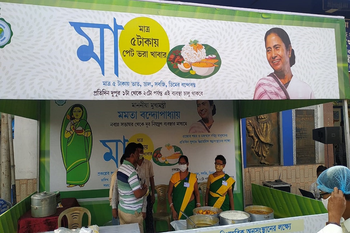 অনিন্দ্য কিশোর রাউত জানিয়েছেন, প্রথম দিন খাবার তৈরি করতে প্রতি প্লেটে খরচ পড়েছে ১৩ টাকা করে৷ কিন্তু সাধারণ মানুষকে ৫ টাকার বিনিময়ে এই খাবার দেওয়া হবে৷ বাকিটা সরকারি ভর্তুকি দিয়ে পুষিয়ে দেওয়া হবে৷ Info and Photo-Arnab Hazra অনিন্দ্য কিশোর রাউত জানিয়েছেন, প্রথম দিন খাবার তৈরি করতে প্রতি প্লেটে খরচ পড়েছে ১৩ টাকা করে৷ কিন্তু সাধারণ মানুষকে ৫ টাকার বিনিময়ে এই খাবার দেওয়া হবে৷ বাকিটা সরকারি ভর্তুকি দিয়ে পুষিয়ে দেওয়া হবে৷ Info and Photo-Arnab Hazra