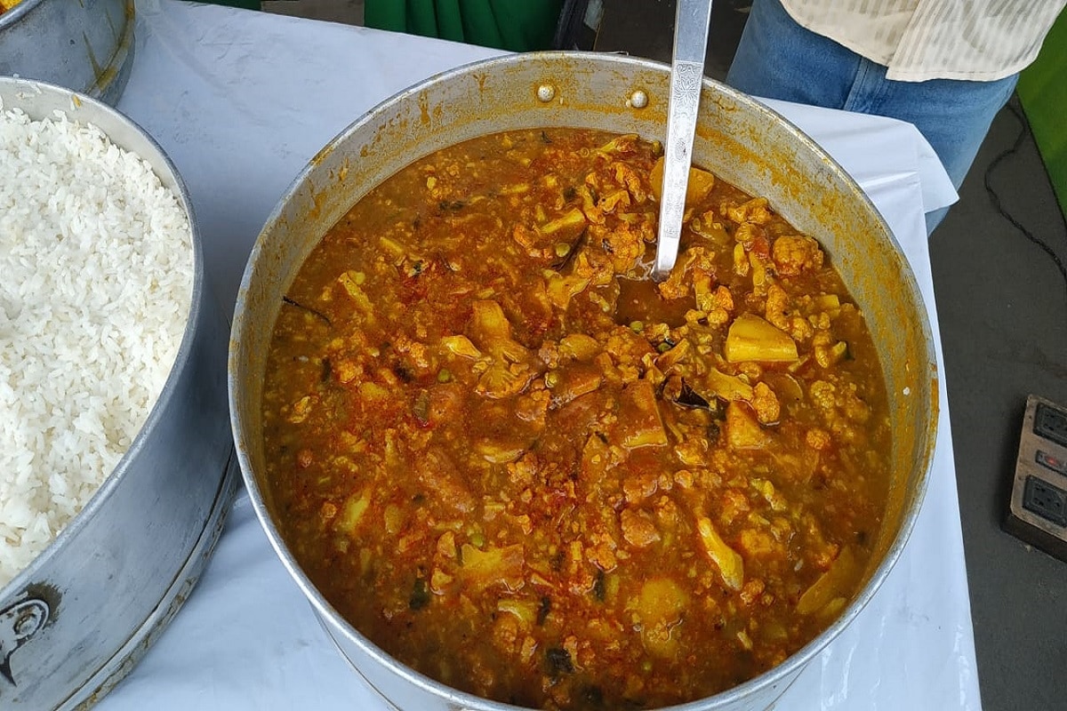 ওয়ার্ড কো- অর্ডিনেটর অনিন্দ্য কিশোর রাউত জানিয়েছেন, মিড ডে মিলের রান্না যাঁরা করেন, তাঁদেরকেই রান্নার দায়িত্ব দেওয়া হয়েছে৷ Info and Photo-Arnab Hazra ওয়ার্ড কো- অর্ডিনেটর অনিন্দ্য কিশোর রাউত জানিয়েছেন, মিড ডে মিলের রান্না যাঁরা করেন, তাঁদেরকেই রান্নার দায়িত্ব দেওয়া হয়েছে৷ Info and Photo-Arnab Hazra