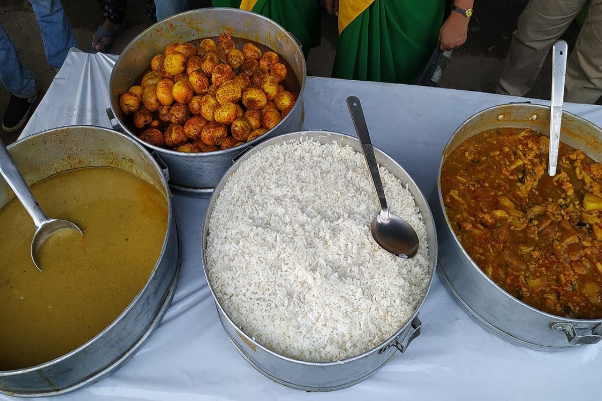 এ দিন ১৩ নম্বর ওয়ার্ডেও খোলা হয় মায়ের রান্নাঘর৷ প্রথম দিন মেনুতে ছিল ভাত, ডাল, ফুলকপির তরকারি এবং ডিমের ঝোল৷ Info and Photo-Arnab Hazra এ দিন ১৩ নম্বর ওয়ার্ডেও খোলা হয় মায়ের রান্নাঘর৷ প্রথম দিন মেনুতে ছিল ভাত, ডাল, ফুলকপির তরকারি এবং ডিমের ঝোল৷ Info and Photo-Arnab Hazra