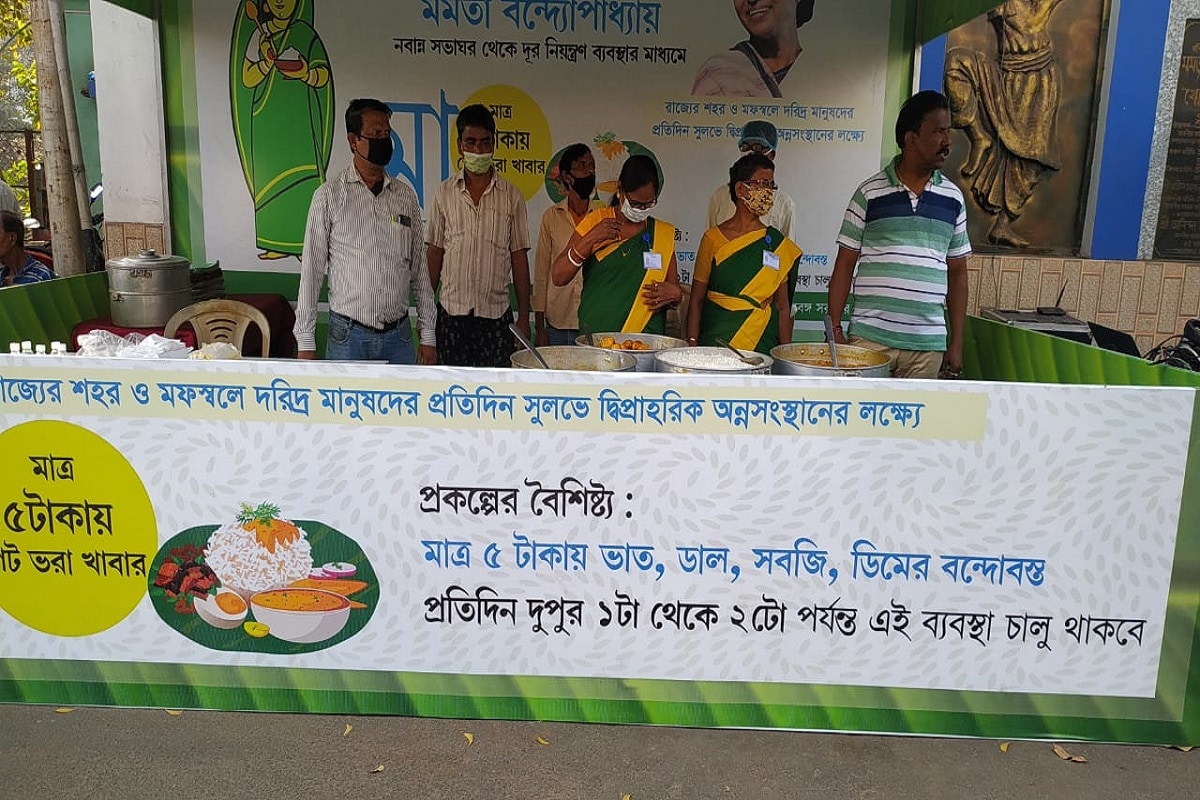 ওয়ার্ড কো- অর্ডিনেটর অনিন্দ্য কিশোর রাউত জানিয়েছেন, মিড ডে মিলের রান্না যাঁরা করেন, তাঁদেরকেই রান্নার দায়িত্ব দেওয়া হয়েছে৷ Info and Photo-Arnab Hazra ওয়ার্ড কো- অর্ডিনেটর অনিন্দ্য কিশোর রাউত জানিয়েছেন, মিড ডে মিলের রান্না যাঁরা করেন, তাঁদেরকেই রান্নার দায়িত্ব দেওয়া হয়েছে৷ Info and Photo-Arnab Hazra