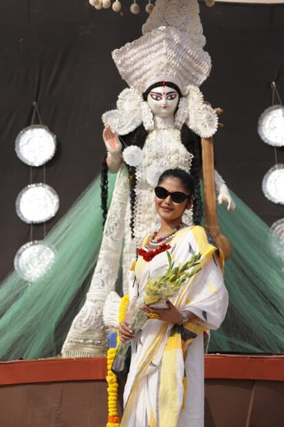 এই পুজোর ভাবনা চিন্তা পুরোটাই বাস্তবায়িত করতে সাহায্য করেছেন পরিচালক শিলাদিত্য মৌলিক। নাম দেওয়া হয়েছিল 'সিনেমা সরস্বতী'।