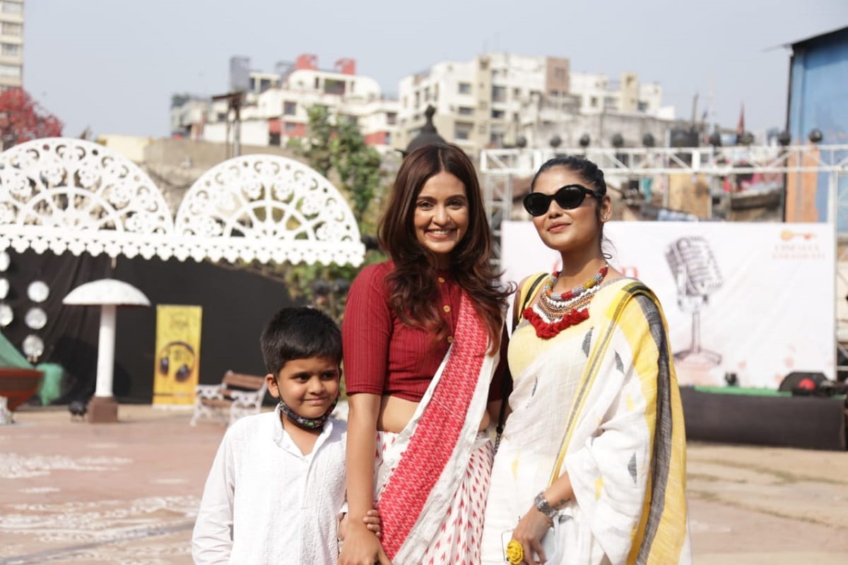 কোনও কল টাইম নয়, কাজের তাগিদে নয় বরং ইন্ডাস্ট্রির বন্ধুরা একেবারে নিখাদ আড্ডায়,মজায় একটা দারুন সময় কাটানের জন্য, দেখা হওয়ার ক্ষেত্র হিসেবে বেছে নিয়েছিলেন সরস্বতী পুজোর দিনটাকে। কোনও কল টাইম নয়, কাজের তাগিদে নয় বরং ইন্ডাস্ট্রির বন্ধুরা একেবারে নিখাদ আড্ডায়,মজায় একটা দারুন সময় কাটানের জন্য, দেখা হওয়ার ক্ষেত্র হিসেবে বেছে নিয়েছিলেন সরস্বতী পুজোর দিনটাকে।