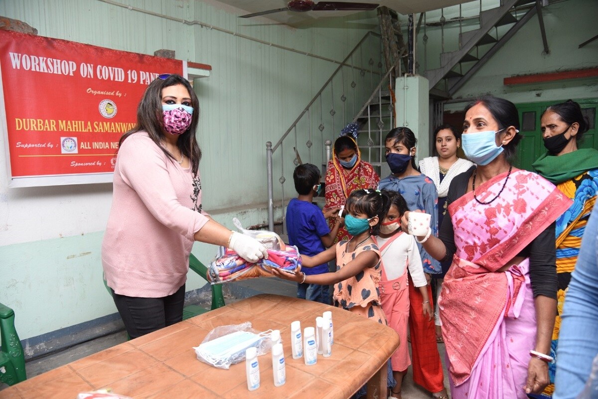 •গানের পাশাপাশি অন্যরকম কাজ করতে পছন্দ করেন ঋদ্ধি বন্দ্য়োপাধ্যায়৷ কখনও পঞ্চকবির গানের হাত ধরে দেশে-বিদেশে অনুষ্ঠান, কখনও রজনীকান্ত সেনের এ শহরের বুকে মূর্তি বসানোর উদ্যোগ, কখনও বই লেখা তো কখনও যৌনপল্লির বাচ্চাদের দিয়ে সাংস্কৃতিক অনুষ্ঠানে নিয়োজিত করা। •গানের পাশাপাশি অন্যরকম কাজ করতে পছন্দ করেন ঋদ্ধি বন্দ্য়োপাধ্যায়৷ কখনও পঞ্চকবির গানের হাত ধরে দেশে-বিদেশে অনুষ্ঠান, কখনও রজনীকান্ত সেনের এ শহরের বুকে মূর্তি বসানোর উদ্যোগ, কখনও বই লেখা তো কখনও যৌনপল্লির বাচ্চাদের দিয়ে সাংস্কৃতিক অনুষ্ঠানে নিয়োজিত করা।