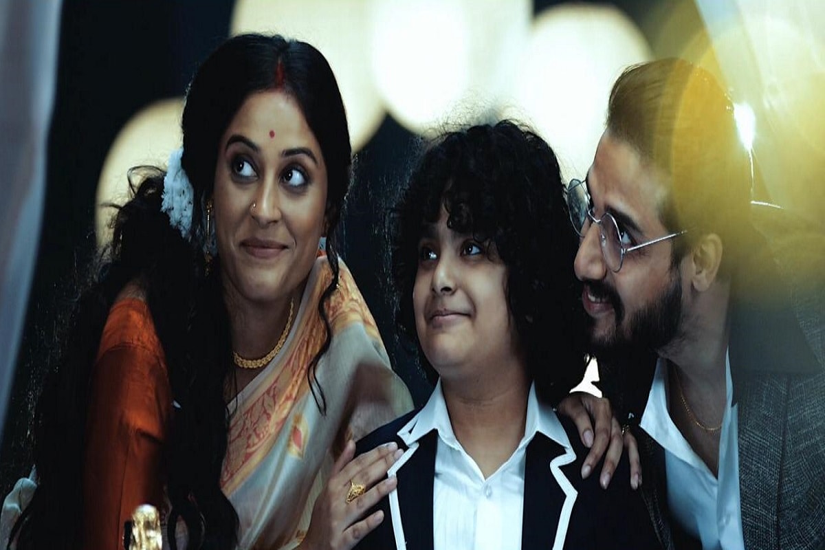 • ঠিক সেই কারণেই ২০১৯ এ প্রথম ‘সেনাপতি’র মতন ইন্টারেষ্টিং সাবজেক্ট নিয়ে ওয়েব সিরিজ বানিয়েছিলেন পরিচালক রিংগো। ৭০ এর দশকের সোনাগাছির এঁদো গলির গায়ে উদ্বাস্তু হয়ে এ পার বাংলায় এসে পড়া এক পরিবার কী ভাবে গ্যাংগলর্ড হয়ে ওঠে সেই গল্পই বলেছিল 'সেনাপতি'। এই ওয়েব সিরিজ অনেক ওয়েব সেরেজের থেকেই ছিল ভিন্ন স্বাদের। • ঠিক সেই কারণেই ২০১৯ এ প্রথম ‘সেনাপতি’র মতন ইন্টারেষ্টিং সাবজেক্ট নিয়ে ওয়েব সিরিজ বানিয়েছিলেন পরিচালক রিংগো। ৭০ এর দশকের সোনাগাছির এঁদো গলির গায়ে উদ্বাস্তু হয়ে এ পার বাংলায় এসে পড়া এক পরিবার কী ভাবে গ্যাংগলর্ড হয়ে ওঠে সেই গল্পই বলেছিল 'সেনাপতি'। এই ওয়েব সিরিজ অনেক ওয়েব সেরেজের থেকেই ছিল ভিন্ন স্বাদের।