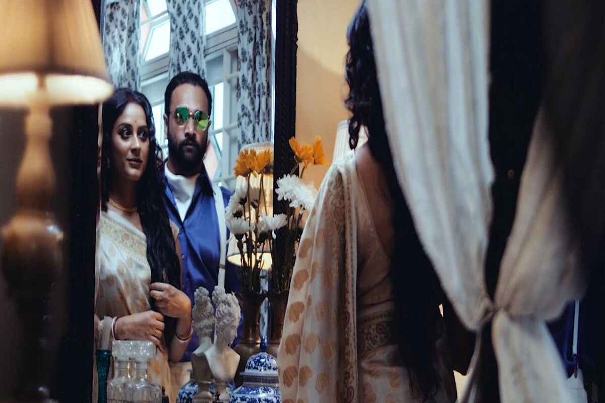 • আগামী ২৬ তারিখ আড্ডা টাইমস্ এ আস্তে চলেছে এই 'সেনাপতি'র দ্বিতীয় সিজন। এইবার গল্প আরও জোরদার। সমাজবিরোধী মধ্যবিত্য এই পরিবার শক্তি এবং ক্ষমতার জোরে কী ভাবে নিজেদের প্রতিপত্তি ও সাম্রাজ্য বাড়িয়ে ফেলে তার একটা দারুন ছবি উঠে আসবে এই সিরিজে। • আগামী ২৬ তারিখ আড্ডা টাইমস্ এ আস্তে চলেছে এই 'সেনাপতি'র দ্বিতীয় সিজন। এইবার গল্প আরও জোরদার। সমাজবিরোধী মধ্যবিত্য এই পরিবার শক্তি এবং ক্ষমতার জোরে কী ভাবে নিজেদের প্রতিপত্তি ও সাম্রাজ্য বাড়িয়ে ফেলে তার একটা দারুন ছবি উঠে আসবে এই সিরিজে।