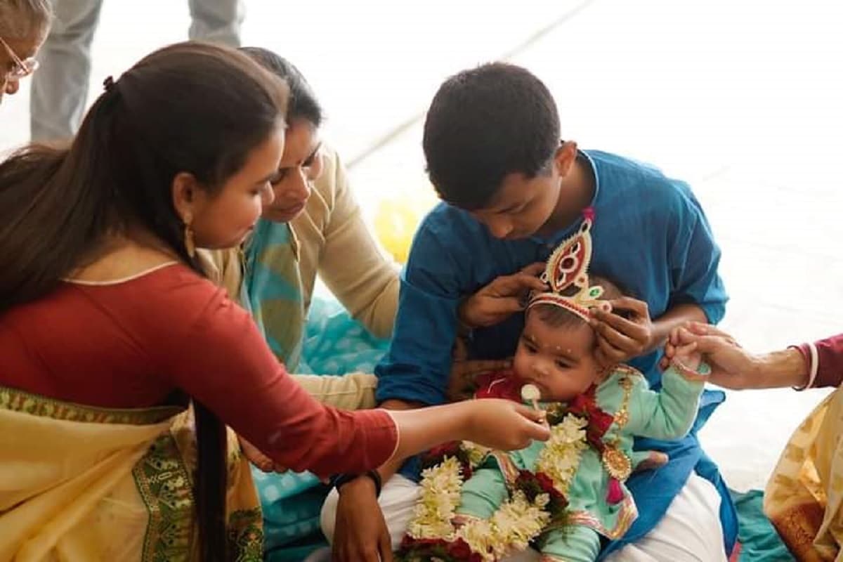 তবে বাপের বাড়ির কেউ অনেকেই অনুষ্ঠানে অংশগ্রহণ করতে না পারলেও শ্বশুরবাড়ির সবাই ছিলেন ৷ ছবি সৌজন্যে ফেসবুক ৷ তবে বাপের বাড়ির কেউ অনেকেই অনুষ্ঠানে অংশগ্রহণ করতে না পারলেও শ্বশুরবাড়ির সবাই ছিলেন ৷ ছবি সৌজন্যে ফেসবুক ৷
