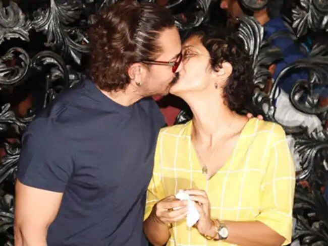 • এমনিতে আমির খানের (Aamir Khan) সঙ্গে মিডিয়ার সম্পর্ক অনেকটা ইঁদুর-বিড়ালের মতো। যেচে গায়ে পড়ে সাক্ষাৎকার দেওয়া বা কথায় কথায় নিজের পরিবারের লোকেদের ছবি দেওয়ার মানুষ তিনি নন। কিন্তু মনের মানুষ কিরণ রাওকে (Kiran Rao) এই চুম্বন তিনি উপহার দেন নিজের জন্মদিনে। • এমনিতে আমির খানের (Aamir Khan) সঙ্গে মিডিয়ার সম্পর্ক অনেকটা ইঁদুর-বিড়ালের মতো। যেচে গায়ে পড়ে সাক্ষাৎকার দেওয়া বা কথায় কথায় নিজের পরিবারের লোকেদের ছবি দেওয়ার মানুষ তিনি নন। কিন্তু মনের মানুষ কিরণ রাওকে (Kiran Rao) এই চুম্বন তিনি উপহার দেন নিজের জন্মদিনে।