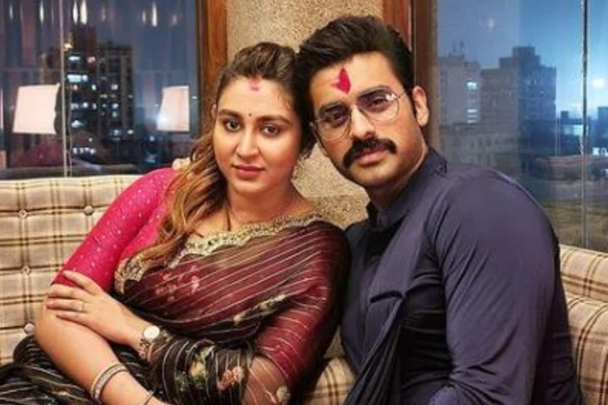 তবে আশা করা হচ্ছে এই মার্চ মাসেই বিয়ের পিঁড়িতে বসবেন তাঁরা। সম্প্রতি নিজেদের জন্য নতুন ফ্ল্যাটও কিনেছেন অঙ্কুশ ও ঐন্দ্রিলা। ফ্ল্যাটের নেমপ্লেটে নিজেদের নামও খোদাই করেছেন তাঁরা। আর তাই তারকা জুটি কবে সংসার পাতবেন, সেই আশায় অনুরাগীরা। তবে আশা করা হচ্ছে এই মার্চ মাসেই বিয়ের পিঁড়িতে বসবেন তাঁরা। সম্প্রতি নিজেদের জন্য নতুন ফ্ল্যাটও কিনেছেন অঙ্কুশ ও ঐন্দ্রিলা। ফ্ল্যাটের নেমপ্লেটে নিজেদের নামও খোদাই করেছেন তাঁরা। আর তাই তারকা জুটি কবে সংসার পাতবেন, সেই আশায় অনুরাগীরা।