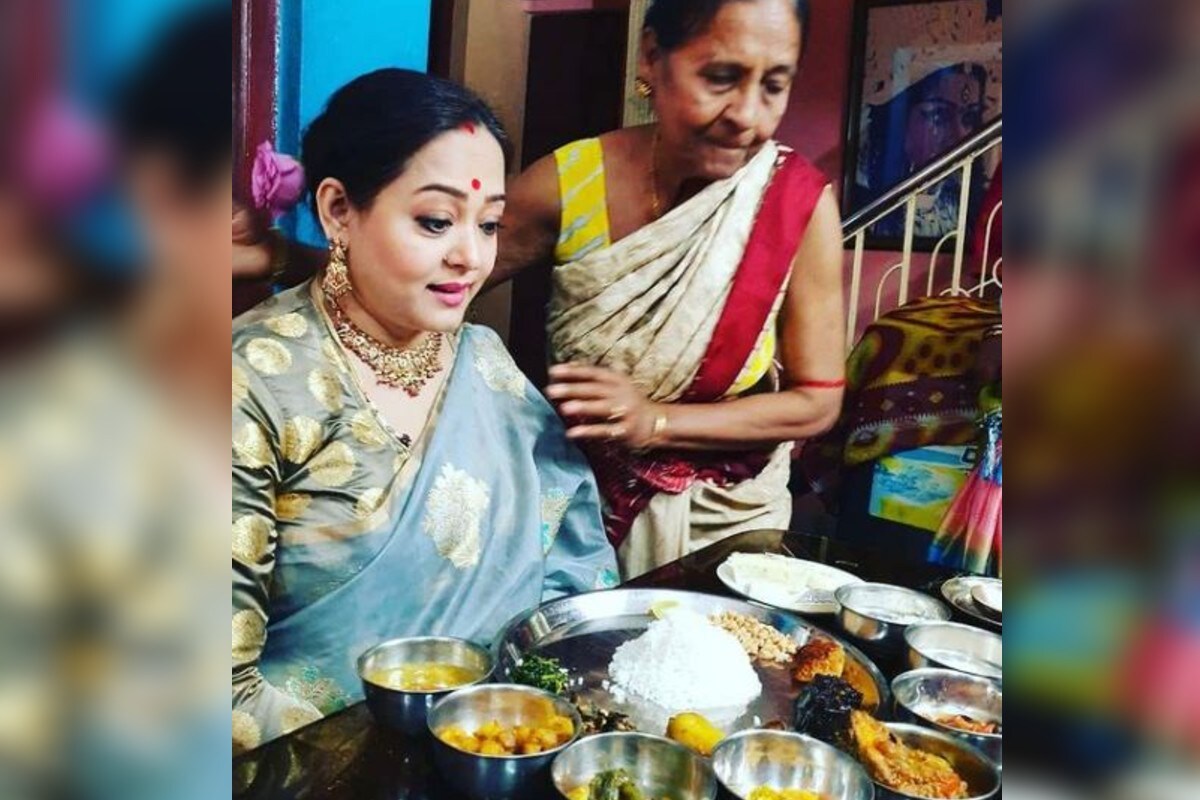 পরিবারের সঙ্গে পাত পেড়ে কবজি ডুবিয়ে খাবার খেয়েছেন অপরাজিতা। মেনুতে জন্মদিনের জন্যই ছিল পাঁচ রকমের ভাজার সঙ্গে আরও নানা রকম পদ। পরিবারের সঙ্গে পাত পেড়ে কবজি ডুবিয়ে খাবার খেয়েছেন অপরাজিতা। মেনুতে জন্মদিনের জন্যই ছিল পাঁচ রকমের ভাজার সঙ্গে আরও নানা রকম পদ।