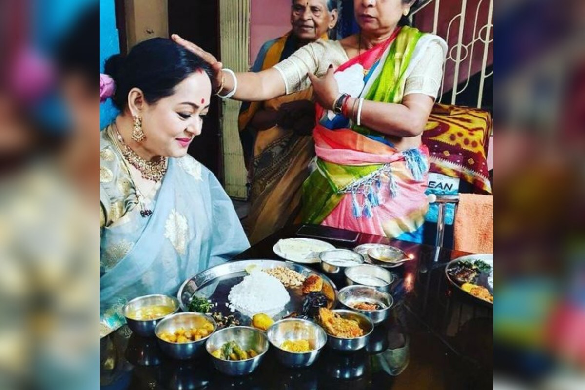 খাওয়া শুরুর আগে বাড়ির গুরুজনেরা একে একে আশীর্বাদ করেন অপরাজিতাকে। সেই ছবিও শেয়ার করেছেন তিনি।আর তাদের ছবি শেয়ার করে ক্যাপশনে অপরাজিতা লিখেছেন, এই জন্মদিনে একটাই প্রার্থনা ইশ্বর এর কাছে এই আশীর্বাদ করার মানুষ গুলো যেনো সবসময়ই কাছে থাকে। খাওয়া শুরুর আগে বাড়ির গুরুজনেরা একে একে আশীর্বাদ করেন অপরাজিতাকে। সেই ছবিও শেয়ার করেছেন তিনি।আর তাদের ছবি শেয়ার করে ক্যাপশনে অপরাজিতা লিখেছেন, এই জন্মদিনে একটাই প্রার্থনা ইশ্বর এর কাছে এই আশীর্বাদ করার মানুষ গুলো যেনো সবসময়ই কাছে থাকে।