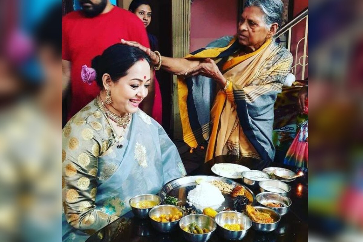 পরিবারের সঙ্গে খাওয়াদাওয়ায় অপরাজিতাকে একটি আকাশি রঙের শাড়ি ও তার সঙ্গে মানানসই গয়না পরতে দেখা গিয়েছে। পরিবারের সঙ্গে খাওয়াদাওয়ায় অপরাজিতাকে একটি আকাশি রঙের শাড়ি ও তার সঙ্গে মানানসই গয়না পরতে দেখা গিয়েছে।
