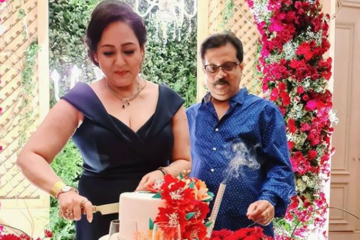 অন্যদিকে পার্টিতে একটি বিরাট কেক কেটেছেন অভিনেত্রী। সেখানেও পরিজনেরা উপস্থিত ছিলেন। অপরাজিতাকে একটি কালো রঙের গাউন পরতে দেখা যায়। পার্টিতে ব্যবস্থা ছিল শ্যাম্পেনরেও। অন্যদিকে পার্টিতে একটি বিরাট কেক কেটেছেন অভিনেত্রী। সেখানেও পরিজনেরা উপস্থিত ছিলেন। অপরাজিতাকে একটি কালো রঙের গাউন পরতে দেখা যায়। পার্টিতে ব্যবস্থা ছিল শ্যাম্পেনরেও।