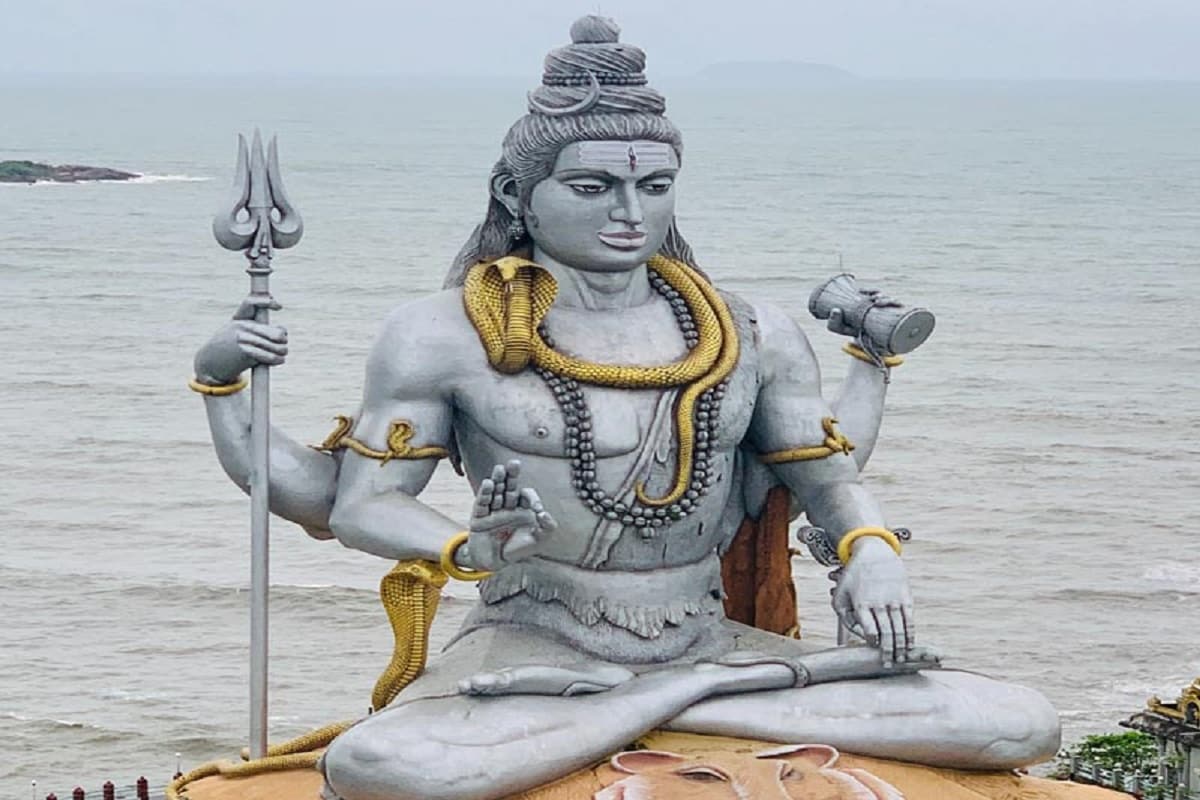 ভগবান শিব এক এমন নাম যাঁর নামে সমস্ত বাধা বিপত্তি কাটে অত্যন্ত সহজেই ৷ সমাজের ত্রাতা নীলকন্ঠ মহাদেব ৷ তিনিই রক্ষাকর্তা, সমস্ত কিছুর মাঝেই বাবা ভোলেনাথের কৃপায় সব বিপর্যয় থেকে মুক্তি পাওয়া যায় ৷ ভগবান শিব এক এমন নাম যাঁর নামে সমস্ত বাধা বিপত্তি কাটে অত্যন্ত সহজেই ৷ সমাজের ত্রাতা নীলকন্ঠ মহাদেব ৷ তিনিই রক্ষাকর্তা, সমস্ত কিছুর মাঝেই বাবা ভোলেনাথের কৃপায় সব বিপর্যয় থেকে মুক্তি পাওয়া যায় ৷