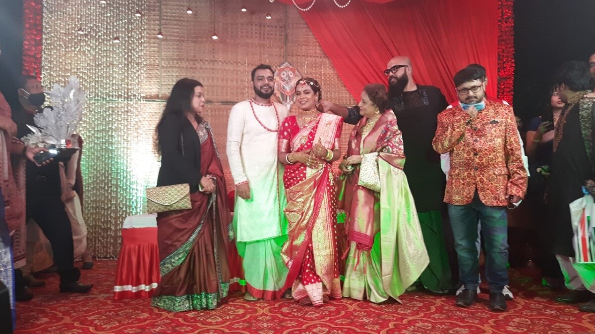 বিয়ের আসরে উপস্থিত ছিলেন টলিপাড়ার অনেকেই। গানের জগতের মানুষেরাও ছিলেন এই অনুষ্ঠানে। আজ একই দিনে হবে বিয়ের আসর ও রিসেপশন। কনে পক্ষ ও বর পক্ষের যৌথ উদ্যোগেই আয়োজন হয়েছে এই অনুষ্ঠানের। বিয়ের আসরে উপস্থিত ছিলেন টলিপাড়ার অনেকেই। গানের জগতের মানুষেরাও ছিলেন এই অনুষ্ঠানে। আজ একই দিনে হবে বিয়ের আসর ও রিসেপশন। কনে পক্ষ ও বর পক্ষের যৌথ উদ্যোগেই আয়োজন হয়েছে এই অনুষ্ঠানের।