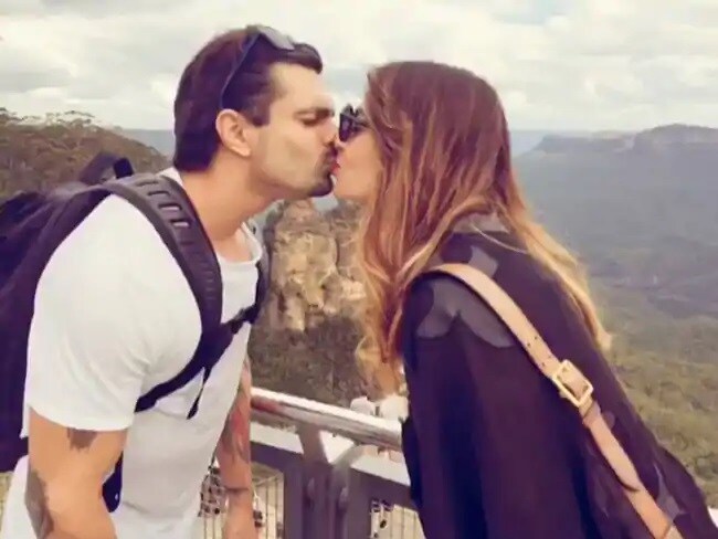 • ক্যাসানোভা বলে পরিচিত করণ সিং গ্রোভার (Karan Singh Grover) যখন বঙ্গললনা বিপাশা বসুকে (Bipasha Basu) বিয়ে করেন, তখন অনেকেই ভেবেছিলেন যে এই বিয়ে টিঁকবে না। সেই আশঙ্কা সত্যি তো হয়নি বটেই, উল্টে প্রতি দিন একটু করে প্রেম বেড়েছে তাঁদের মধ্যে! • ক্যাসানোভা বলে পরিচিত করণ সিং গ্রোভার (Karan Singh Grover) যখন বঙ্গললনা বিপাশা বসুকে (Bipasha Basu) বিয়ে করেন, তখন অনেকেই ভেবেছিলেন যে এই বিয়ে টিঁকবে না। সেই আশঙ্কা সত্যি তো হয়নি বটেই, উল্টে প্রতি দিন একটু করে প্রেম বেড়েছে তাঁদের মধ্যে!