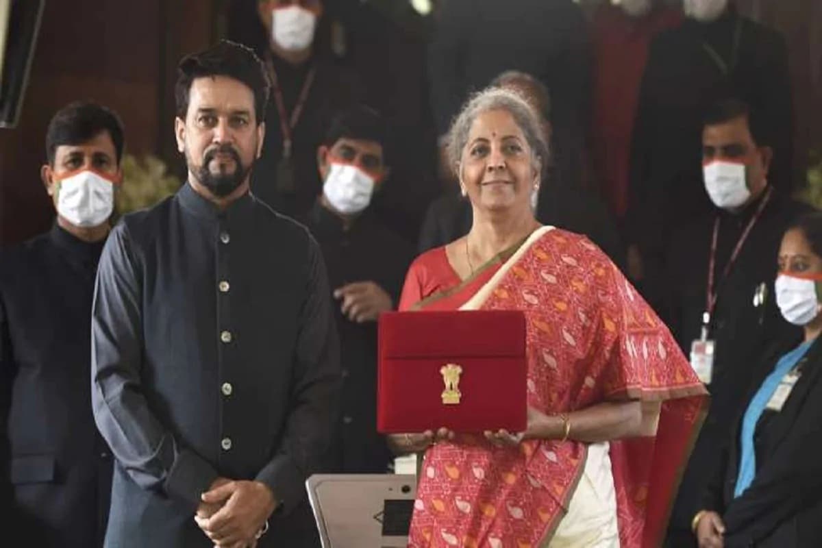 অর্থনীতিবিদ এবং অর্থনীতির নানা ক্ষেত্রের সঙ্গে যুক্ত বিশেষজ্ঞদের দীর্ঘ প্রতীক্ষা অবশেষে সমাপ্ত হয়েছে। কেন্দ্রীয় অর্থমন্ত্রী নির্মলা সীতারমন (Nirmala Sitharaman) সংসদে ২০২১ থেকে ২০২২ অর্থবর্ষের বাজেট পেশ করেছেন। সেই সূত্রে তাঁরা মিলিয়ে নিয়েছেন নিজেদের অনুমানের ক্ষেত্রকে। কিন্তু সাধারণ মানুষের পক্ষে বাজেট বড় সোজা ব্যাপার নয়। তাই News18-এর পক্ষ থেকে এখানে সাজিয়ে দেওয়া হল চলতি বাজেটের গুরুত্বপূর্ণ ঘোষণাগুলো। অর্থনীতিবিদ এবং অর্থনীতির নানা ক্ষেত্রের সঙ্গে যুক্ত বিশেষজ্ঞদের দীর্ঘ প্রতীক্ষা অবশেষে সমাপ্ত হয়েছে। কেন্দ্রীয় অর্থমন্ত্রী নির্মলা সীতারমন (Nirmala Sitharaman) সংসদে ২০২১ থেকে ২০২২ অর্থবর্ষের বাজেট পেশ করেছেন। সেই সূত্রে তাঁরা মিলিয়ে নিয়েছেন নিজেদের অনুমানের ক্ষেত্রকে। কিন্তু সাধারণ মানুষের পক্ষে বাজেট বড় সোজা ব্যাপার নয়। তাই News18-এর পক্ষ থেকে এখানে সাজিয়ে দেওয়া হল চলতি বাজেটের গুরুত্বপূর্ণ ঘোষণাগুলো।