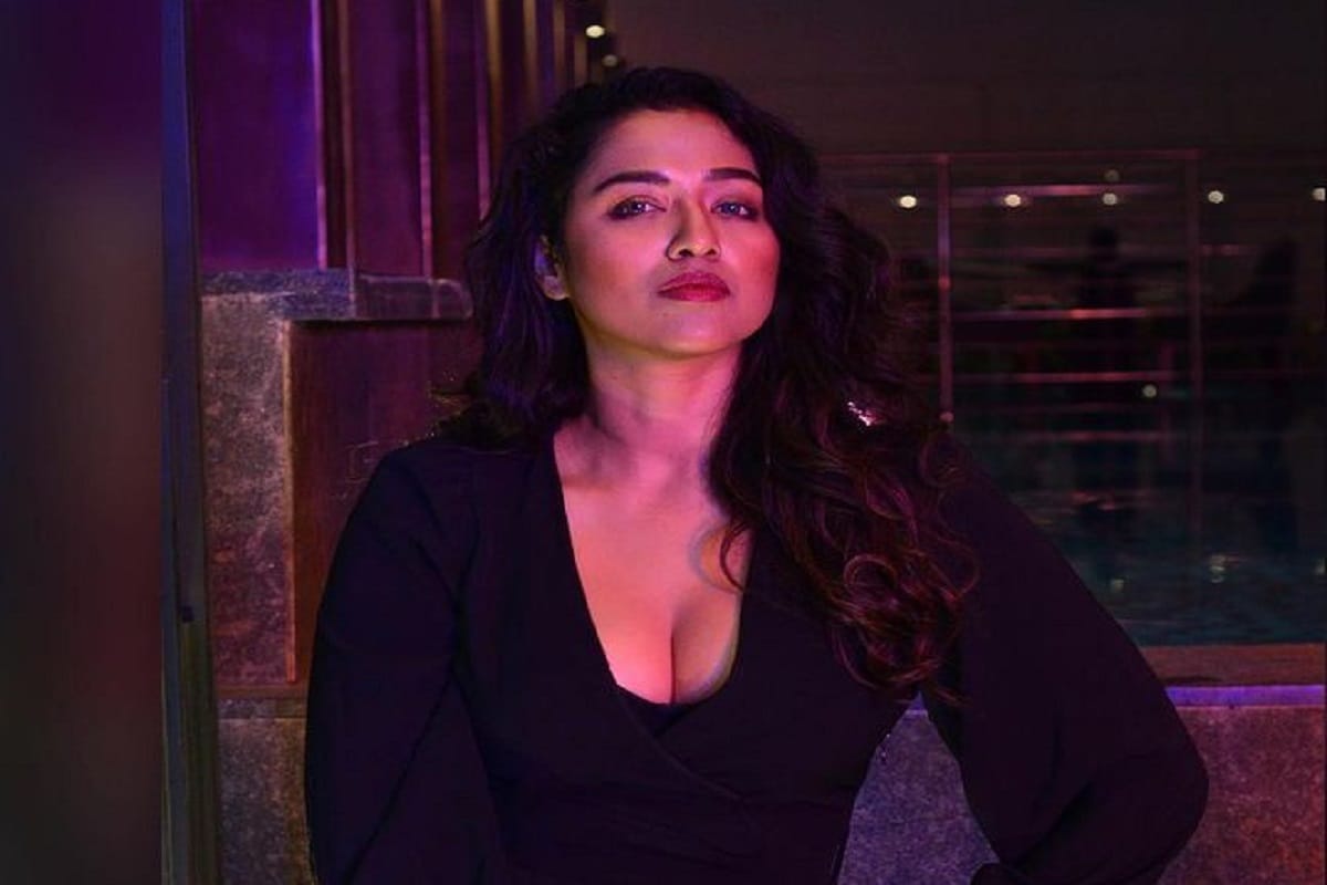 সোহিনী সরকার। লাল টিপ, মোটা সিঁদুর, আটপৌরে শাড়িতে তাঁর সত্যবতী-র লুক বাঙালি র্দশকের বেজায় পছন্দের! কিন্তু এবার তিনি ছক ভাঙলেন! সম্প্রতি ইনস্টাগ্রামে পোস্ট করা তাঁর বেশকিছু খোলামেলা ছবি দেখে নেটিজেনদের চোখ কপালে! একাংশ যেমন পছন্দ করেছেন, অনেকেই তীব্র সমালোচনা করেছেন সোহিনীর। সোহিনী সরকার। লাল টিপ, মোটা সিঁদুর, আটপৌরে শাড়িতে তাঁর সত্যবতী-র লুক বাঙালি র্দশকের বেজায় পছন্দের! কিন্তু এবার তিনি ছক ভাঙলেন! সম্প্রতি ইনস্টাগ্রামে পোস্ট করা তাঁর বেশকিছু খোলামেলা ছবি দেখে নেটিজেনদের চোখ কপালে! একাংশ যেমন পছন্দ করেছেন, অনেকেই তীব্র সমালোচনা করেছেন সোহিনীর।