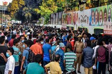 সামাজিক দূরত্ব শিকেয় উঠল! টিকিট পেতে চিপকের বাইরে দীর্ঘ লাইন