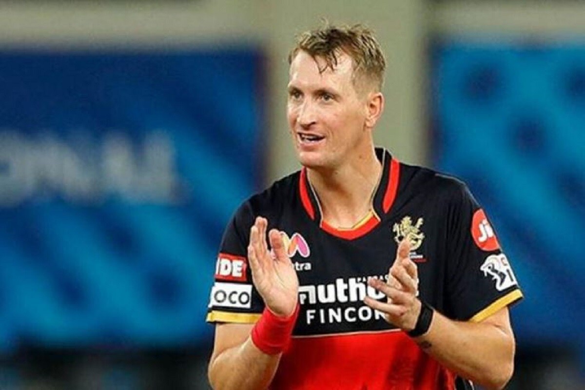 দক্ষিণ আফ্রিকার অলরাউন্ডার ক্রিস মরিসকে গত মরশুমে রয়্যাল চ্যালেঞ্জার্স ব্যাঙ্গালোর কিনেছিল ১০ কোটি টাকা দিয়ে৷ আর এবারে তাঁকে ১৬.২৫ কোটি টাকা দিয়ে কিনে আইপিএলের সমস্ত রেকর্ড ভেঙেচুরে দিল৷ গত আইপিএলের পরে একটিও ম্যাচ না খেলে এই দর পেলেন তিনি৷গত মরশুমে ৯ টি ম্যাচ খেলে ৩৪ রান করেছিলেন নিয়েছিলেন ১২ টি উইকেট৷ তাঁর ফিটনেস নিয়ে অনেক সময়েই সমস্যা হয়, তাই সেটা একটা চিন্তার বিষয় হতে পারে৷ কিন্তু যখন তাঁকে নিয়ে দড়ি টানাটানি হচ্ছিল তখন মোটেই এসব কথা মনে হয়নি৷ প্রোটিয়া এই অলরাউন্ডারের জন্য ঝাঁপিয়ে ছিল প্রীতি জিন্টার পঞ্জাব কিংস এবং রাজস্থান রয়্যালস৷Photo- File দক্ষিণ আফ্রিকার অলরাউন্ডার ক্রিস মরিসকে গত মরশুমে রয়্যাল চ্যালেঞ্জার্স ব্যাঙ্গালোর কিনেছিল ১০ কোটি টাকা দিয়ে৷ আর এবারে তাঁকে ১৬.২৫ কোটি টাকা দিয়ে কিনে আইপিএলের সমস্ত রেকর্ড ভেঙেচুরে দিল৷ গত আইপিএলের পরে একটিও ম্যাচ না খেলে এই দর পেলেন তিনি৷গত মরশুমে ৯ টি ম্যাচ খেলে ৩৪ রান করেছিলেন নিয়েছিলেন ১২ টি উইকেট৷ তাঁর ফিটনেস নিয়ে অনেক সময়েই সমস্যা হয়, তাই সেটা একটা চিন্তার বিষয় হতে পারে৷ কিন্তু যখন তাঁকে নিয়ে দড়ি টানাটানি হচ্ছিল তখন মোটেই এসব কথা মনে হয়নি৷ প্রোটিয়া এই অলরাউন্ডারের জন্য ঝাঁপিয়ে ছিল প্রীতি জিন্টার পঞ্জাব কিংস এবং রাজস্থান রয়্যালস৷Photo- File