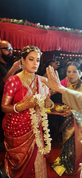 আজ অপরূপ সুন্দর দেখাচ্ছিল ইমনকে। 