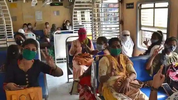• দেশের অন্যান্য রাজ্যের করোনা পরিস্থিতি এখন অনেকটাই নিয়ন্ত্রণে । কিন্তু ভয় দেখাচ্ছে আরব সাগরের তীরের এই রাজ্য । গত সাত দিনে কোভিড সংক্রমণের হার মারাত্মকভাবে বেড়েছে এই রাজ্যে । মুম্বইতে অন্তত ৬টি ওয়ার্ডে সংক্রমণ ৫০ শতাংশেরও বেশি । ১০ হাজার বাড়ি সিল করে দেওয়া হয়েছে । • দেশের অন্যান্য রাজ্যের করোনা পরিস্থিতি এখন অনেকটাই নিয়ন্ত্রণে । কিন্তু ভয় দেখাচ্ছে আরব সাগরের তীরের এই রাজ্য । গত সাত দিনে কোভিড সংক্রমণের হার মারাত্মকভাবে বেড়েছে এই রাজ্যে । মুম্বইতে অন্তত ৬টি ওয়ার্ডে সংক্রমণ ৫০ শতাংশেরও বেশি । ১০ হাজার বাড়ি সিল করে দেওয়া হয়েছে ।